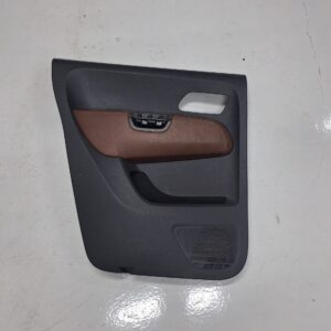 Acabamento porta traseira esquerda Amarok 2010 2020